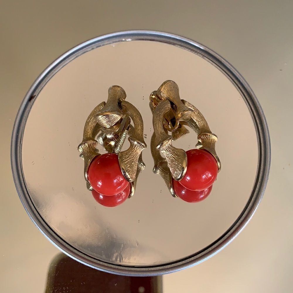 Vtg Sarah Coventry gold dangle  clip on‎ earrings with tomato red stone
